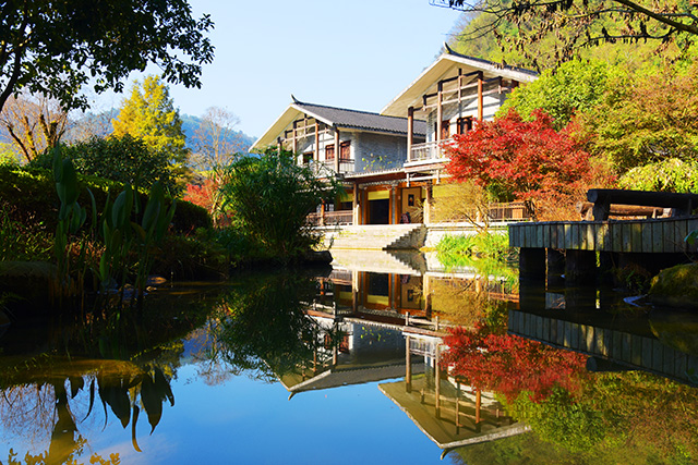 張家界黃龍洞景區(qū)：初冬秋色艷，游客樂(lè)享休閑時(shí)光（組圖）