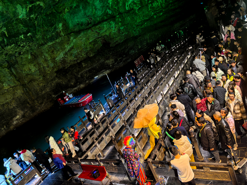 黃龍洞景區(qū)有序應(yīng)對(duì)客流高峰，近萬中外游客共享“潮玩中國年”