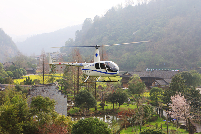 解鎖春游看花新姿勢，直升機帶你飛往張家界的春天